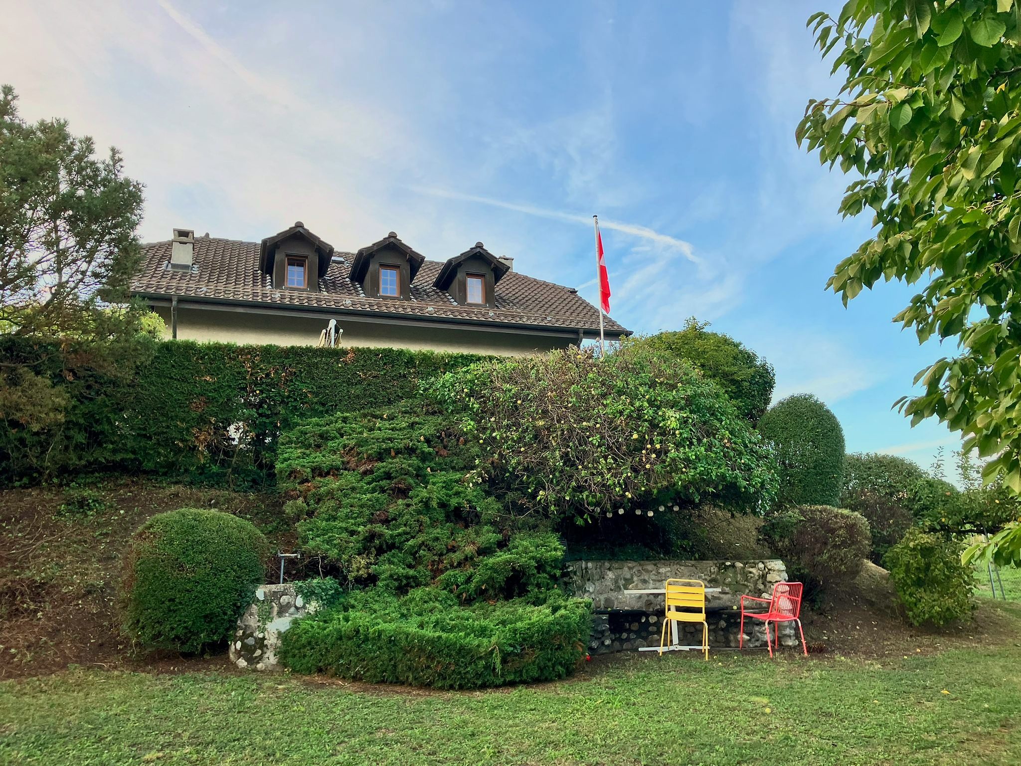 La villa dominant son jardin paysager