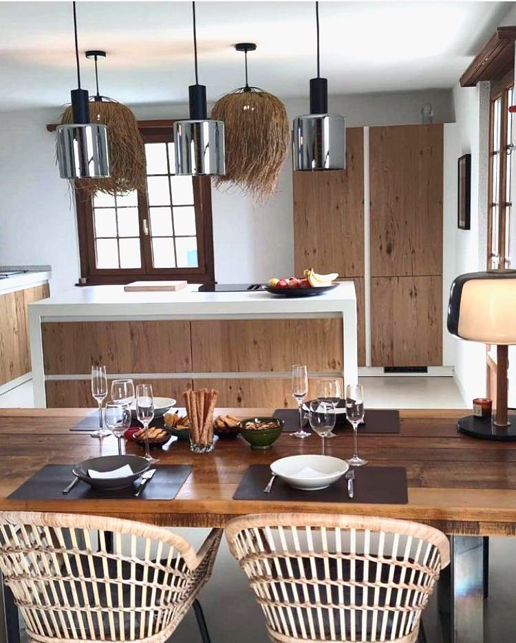 Salle à manger face à la cuisine en bois